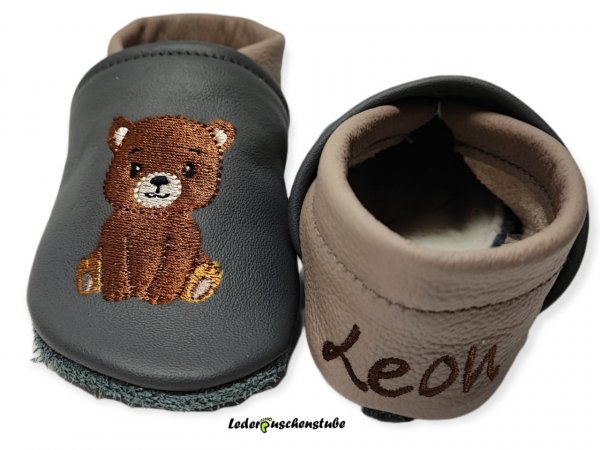 Lederpuschen anthrazit-beige mit rechts Stickerei Bär sitzt und links 3 Tatzen sowie Namen an der Ferse (braun)